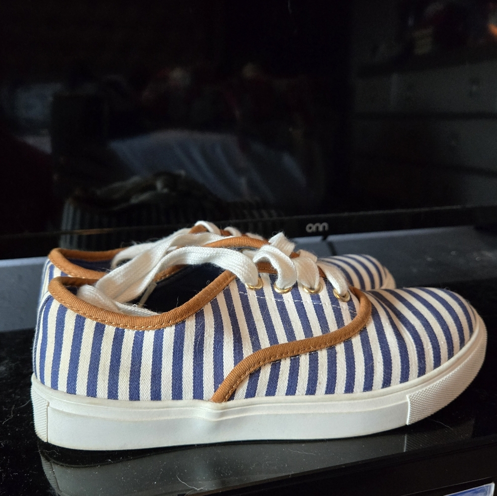JustFab White And Blue Striped Shoes